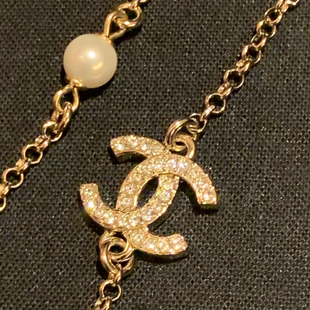 Authentic Chanel Ling gorgeous necklace with Black Box/White Ribbon/camellia